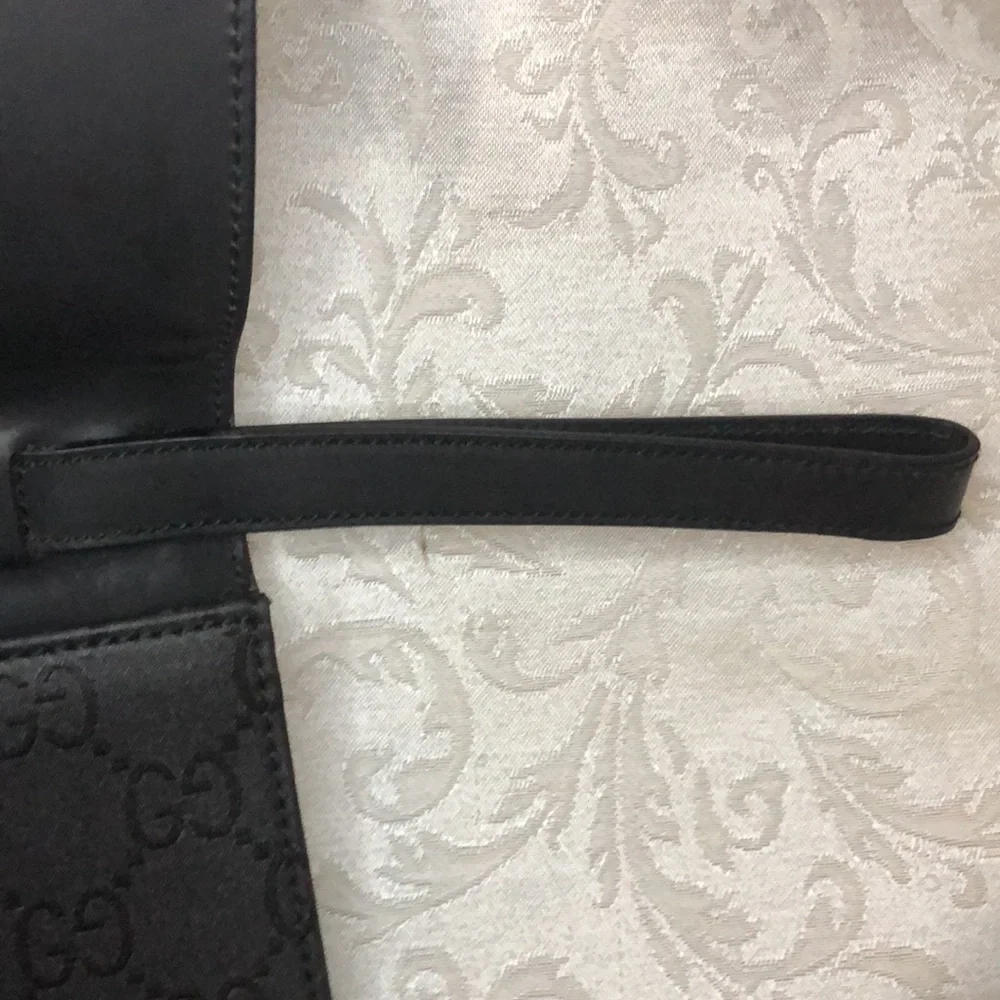 Gucci Guccissima GG  with retractable hand strap.  One owner.  Giftable - Picture 9 of 13